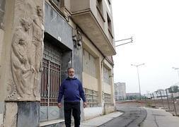 Reyes, junto al relieve que acoge la fábrica abandonada en el 6 de la calle Piqueras. / SONIA TERCERO