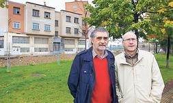 Luis Sanjuán y Antonio Villas, hijos de los socios del mismo nombre, delante de la fábrica que será derribada el próximo año. ::                         SONIA TERCERO