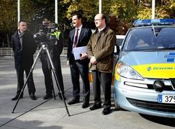 Vehículo y trípode cedidos por la DGT. ::                         MIGUEL HERREROS