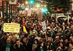 Los manifestantes ocuparon toda la Gran Vía de Logroño a su paso. / MIGUEL HERREROS