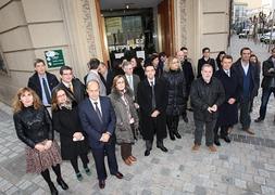 Protesta de jueces y fiscales, en la puerta de los juzgados. / JUAN MARÍN
