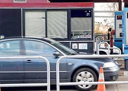 Un vehículo accede a la autopista AP-68 por el peaje de Logroño. ::      MIGUEL HERREROS