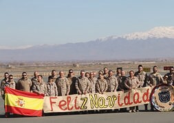 Integrantes de ASPUHEL XXXII felicitan la Navidad desde Afganistán, comandados por el teniente coronel Arrazola (en el centro). / L.R.
