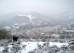 Ezcaray se ha despertado con una buena capa de nieve/ James Sturcke