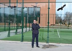 Diego Rodríguez, delante de una de las paredes con siluetas. ::                         P.J.P