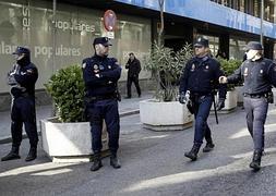 Un amplio dispositivo policial está desplegado a las puertas de la sede del PP en Madrid. /EFE