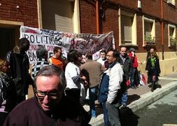 Protesta frente a la vivienda desahuciada / SONIA TERCERO
