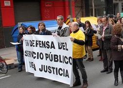 Concentración junto al Registro Civil, en la calle Lardero./MIGUEL HERREROS