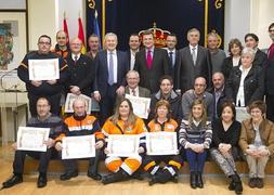 Autoridades con una representación de los premiados, hoy en la Delegación del Gobierno.