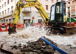 Un momento de la inundación de la calle Río Molinar en Ezcaray. / JAMES STURCKE