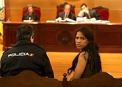 La acusada, ayer, en el banquillo de la Audiencia. / JUAN MARÍN