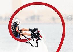 Una participante de la Copa del Mundo de Flyboard, que se celebró el pasado año en Doha. La mayoría de personas aprenden a usarlo en menos de media hora. ::                         REUTERS/FADI AL-ASSAAD