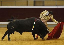 Fandiño, durante uno de sus toros de la tarde. / JUSTO RODRÍGUEZ