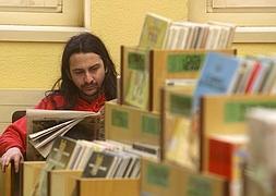 Un usuario de la Biblioteca de Logroño. /J.M.