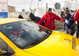 Policías protegiendo a un vehículo de seguridad con personal de la fábrica ante los gritos de protesta de otros trabajadores. ::                         SONIA TERCERO