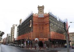 Esquina noble. La fachada,  con su cornisa principal, está cubierta de andamios desde  las navidades. ::                         DÍAZ URIEL