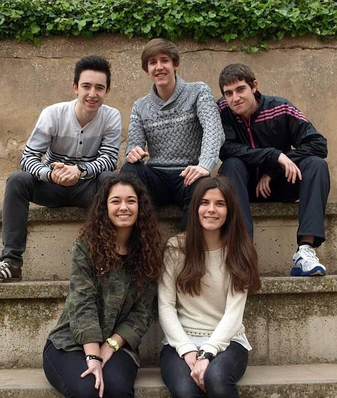 Alberto, Gonzalo, Javier, Cristina y Lucía ejercerán su derecho al voto por primera vez el próximo 25 de mayo en las elecciones europeas. 