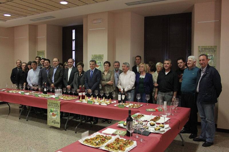 Los hosteleros participantes en la ruta gastronómica presentaron ayer, junto a las autoridades locales y regionales, los pinchos elaborados para esta edición