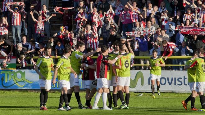 Los jugadores y los aficionados de la SDL celebran la victoria en Burgos. 