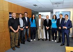 Representantes de Ayuntamiento y Gobierno, con miembros del equipo / G.R.