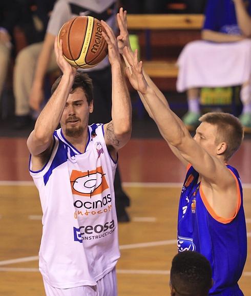 Joan Tomás juega el balón ante la defensa del Burgos. 