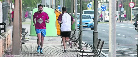 Dos corredores, practicando deporte días atrás en la avenida de Madrid. 