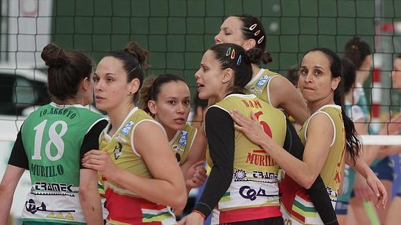 Las jugadoras murillenses se abrazan después de ganar un tanto frente al GH Leadernet.