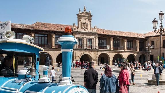 Tren turístico, karts y juegos, ayer en la plaza de España.