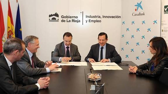Firma del convenio entre wl consejero de Industria, Javier Erro con el director territorial de CaixaBank en La Rioja, Navarra y Aragón, Raúl Marqueta.