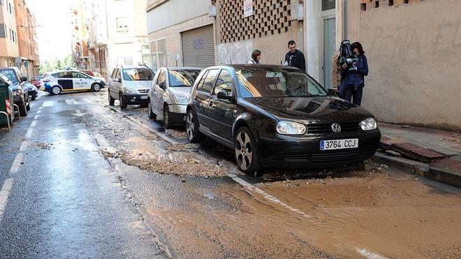 El reventón en una tubería obliga a cortar el agua y el tráfoc en la calle 