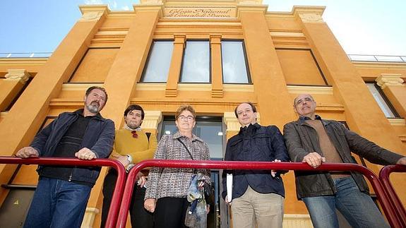 Representantes del grupo socialista de Logroño, ante la Biblioteca Rafael Azcona. 