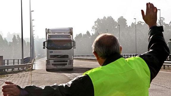 Un camionero para a otro en una carretera española