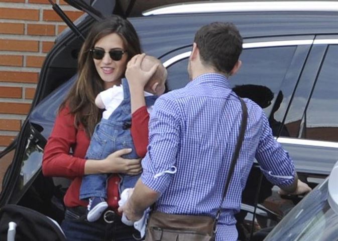 Sara Carbonero e Iker Casillas acuden con su hijo Martín a la revisión pediátrica 