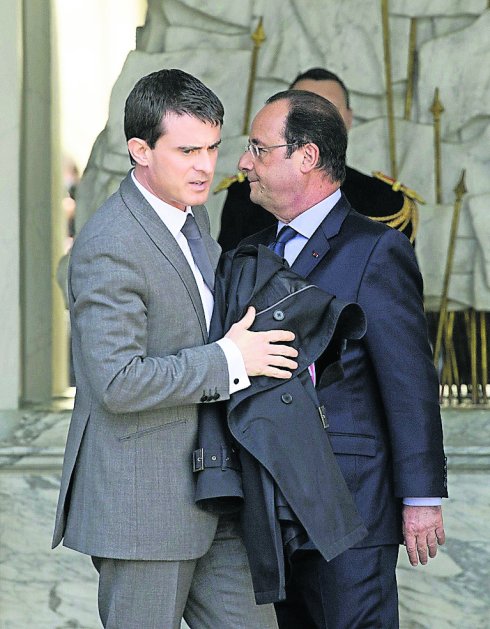 Valls y Hollande, ayer, en la puerta del Elíseo. 