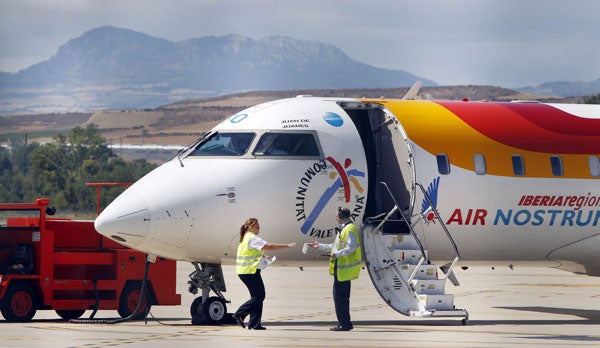 Un avión de Air Nostrum, en la pista del aeropuerto de Agoncillo.