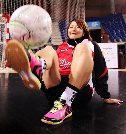 Shiori Nakajima demuestra sus habilidades con el balón en el Palacio de los Deportes. 