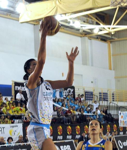 Mlliauskatie, en un tiro a canasta frente al Avilés. 