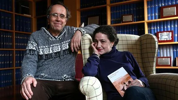 Joan y Marte, con el libro 'Lluvia Roja' donde aparecen