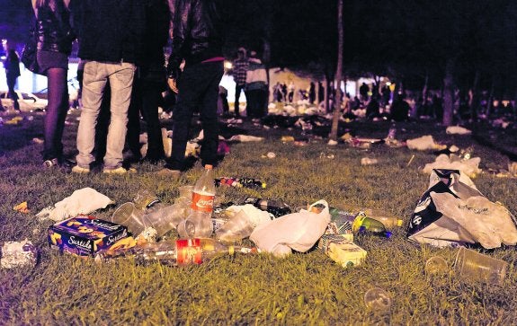 Basura y suciedad en el parque de La Ribera, a las puertas de la plaza de toros, durante el botellón previo a la entrada de estudiantes a la última 'fiesta de barras'. 