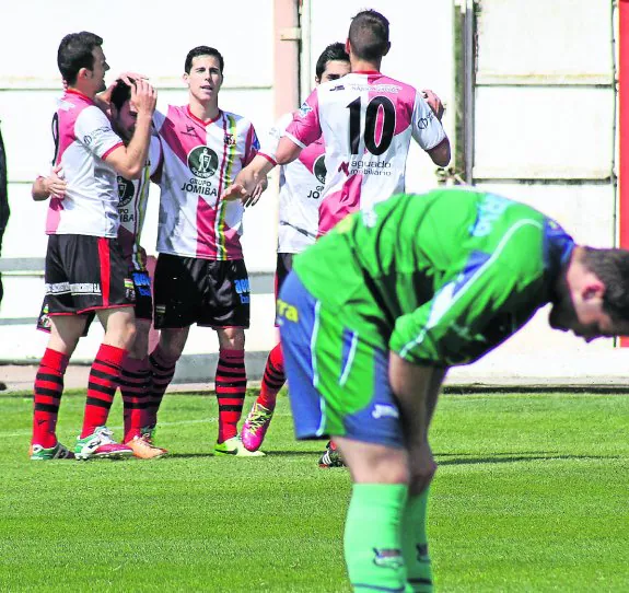 Los jugadores del Varea celebran uno de los cinco tantos que consiguieron contra el Berceo. 