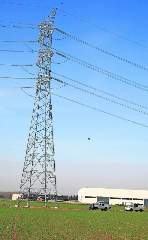 Una de las torres eléctricas ya instaladas en La Rioja Alta. 