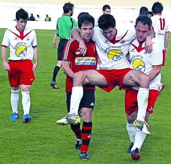 El calceatense Toco ayuda a retirar al lesionado César. 