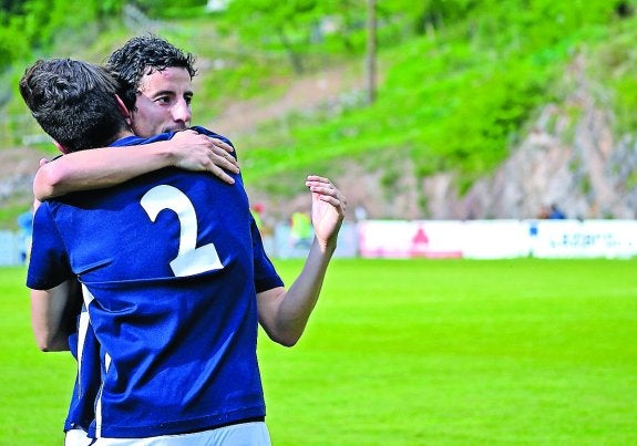 Diego abraza a Sotés tras el tercer gol.