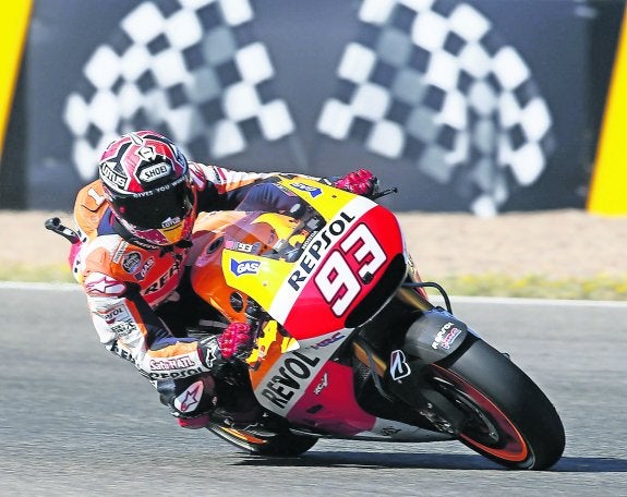 Marc Márquez traza una de las curvas del circuito de Jerez.
