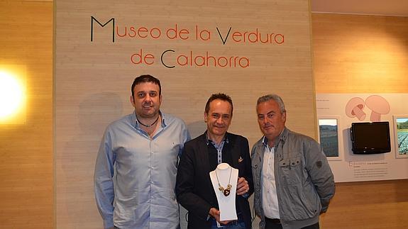 Esteban Alegría, Jesús Ángel Ruiz y José Ibáñez, con la gargantilla de hortalizas donada al museo