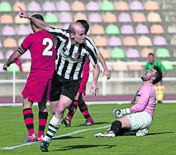 Alberto festeja su primer gol ante el lamento de Darío. 