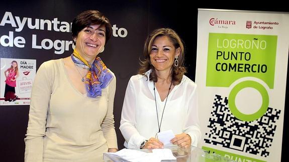 Pilar Montes y Patricia Lacarra, con la urna./