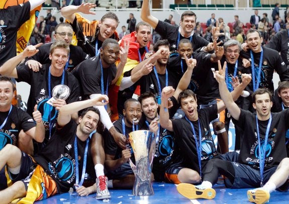 La plantilla del Valencia Basket celebra el título conquistado en Kazán. 