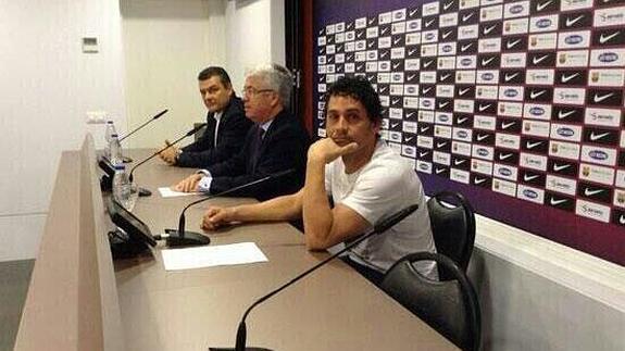 El jugador en la rueda de prensa visto por su compañero Karabatic