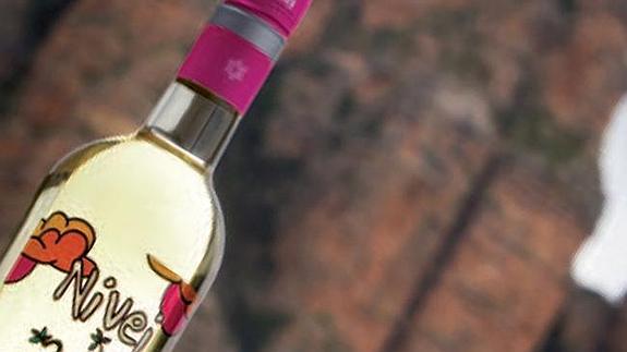 La botella del nuevo vino blanco Nivei. 